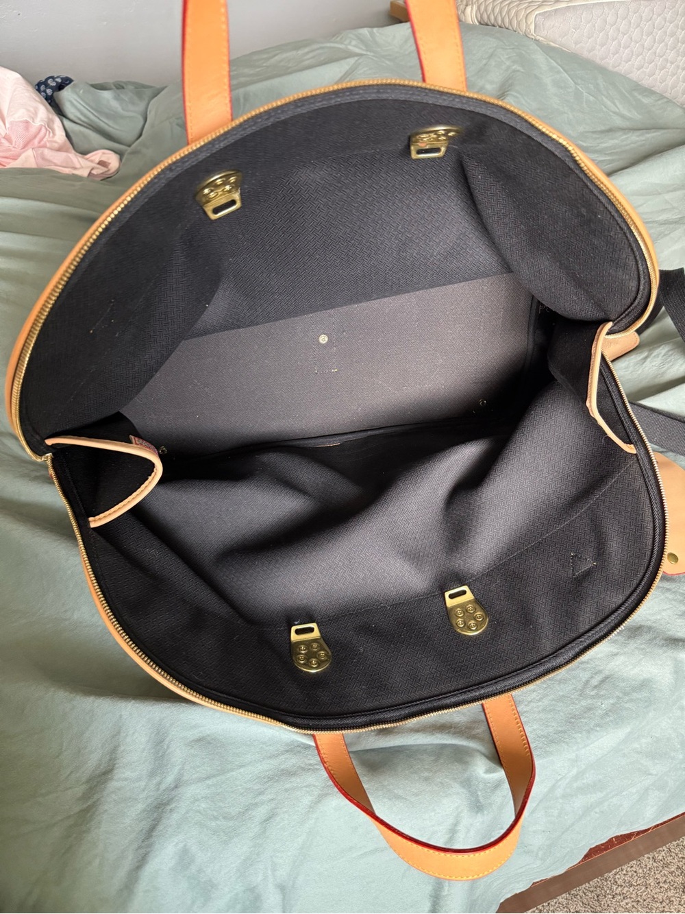 Like New Dooney and Bourke Classic Black and Tan Leather Women's Weekend Bag - Picture 11 of 12
